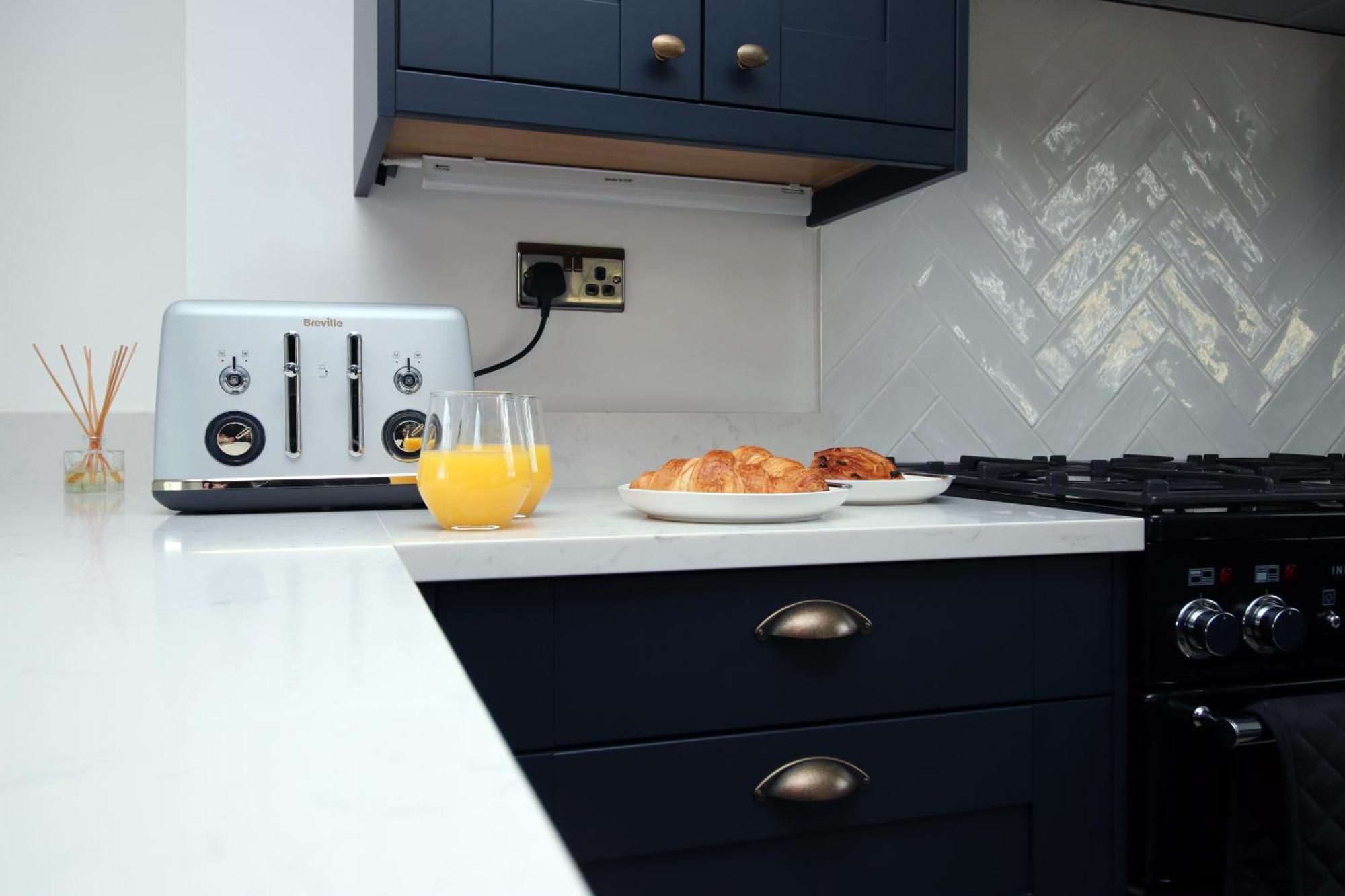 Stylish Home In Bath With Driveway Parking, 10Min From City Exterior foto
